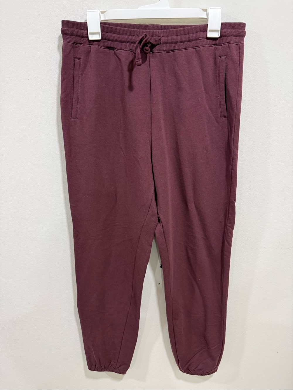 Barefoot Dreams Women's Sweatpant Joggers in Wine